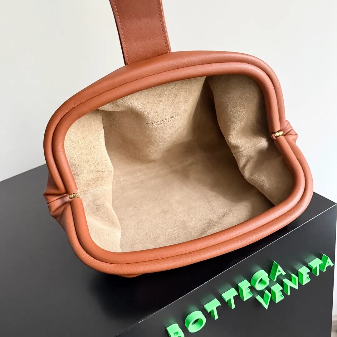 Batch 2140 BOTTEGA VENETA Lauren 1980 clutch is officially back! It pays homage to the 1980s classic handbags while adding a modern design. The light wood color cowhide exterior is paired with an old suede lining. The retro colors suddenly bring people back to autumn, as if they are still in the season of falling leaves. 🍂The season of wearing thin cardigans. The simple and elegant style combined with the large capacity makes it beautiful and practical when traveling. Style number: 796564 (785807) Size: 31.5*16.5*11cm